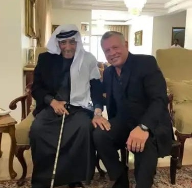 الملك يطمئن على القيسي (صور)