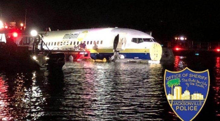 طائرة بوينغ تهبط فوق نهر.. و136