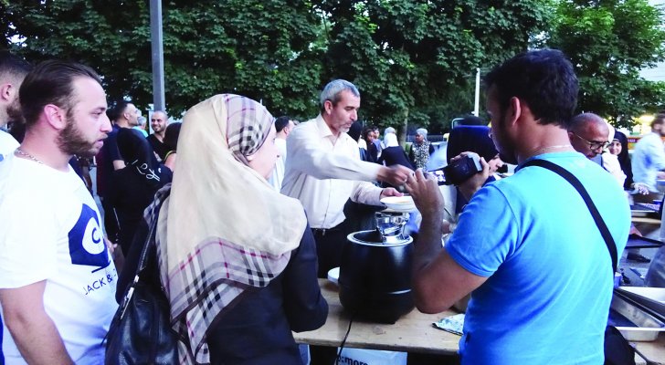 مسيحي فرنسي يقيم موائد إفطار رمضانية