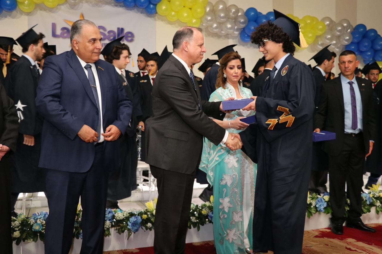 الصحفية إخلاص القاضي تحتفل بتخريج نجلها