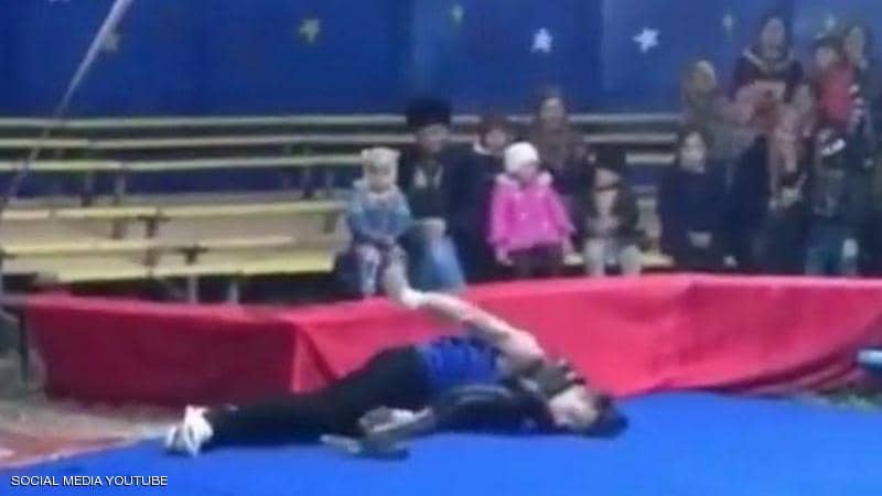 أفعى تخنق عارض سيرك حتى الموت