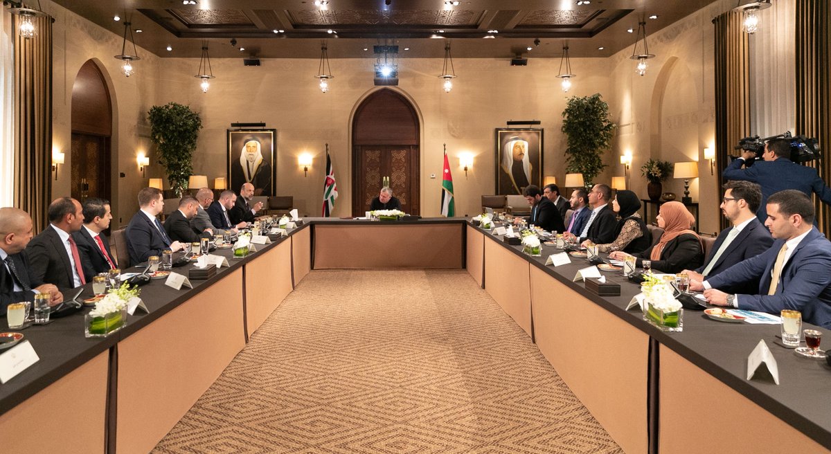 الملك يلتقي شبابا رياديين.. ماذا قال