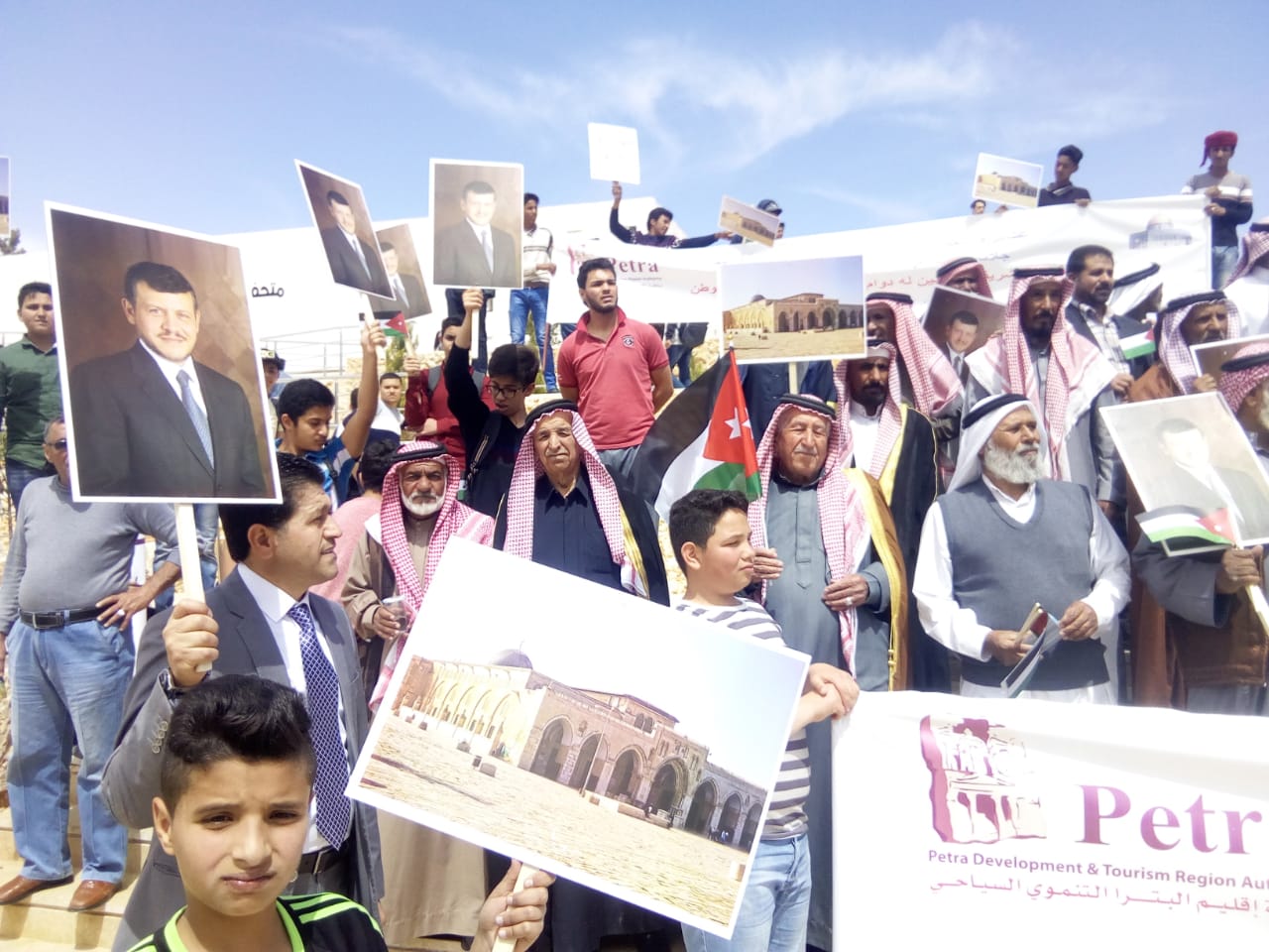 مسيرة تأييد لمواقف الملك في لواء