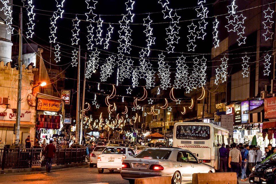 «تجارة عمان» تزين شوارع بالعاصمة احتفاء