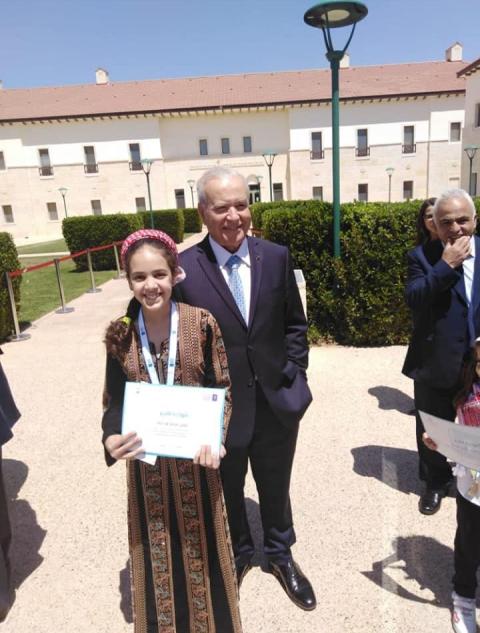 الطالبة تولين أبو خزنة تقود مدرسة