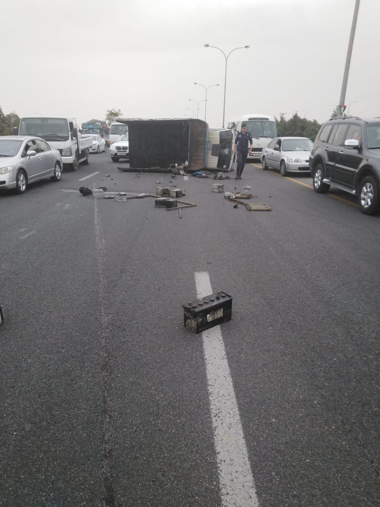 اصابات بحادث تدهور مركبة على طريق
