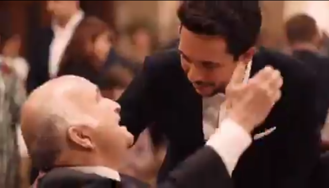 ولي العهد ينشر مقطعا لإفطار العائلة