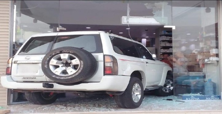 5 إصابات باقتحام مركبة لـ «بسطة
