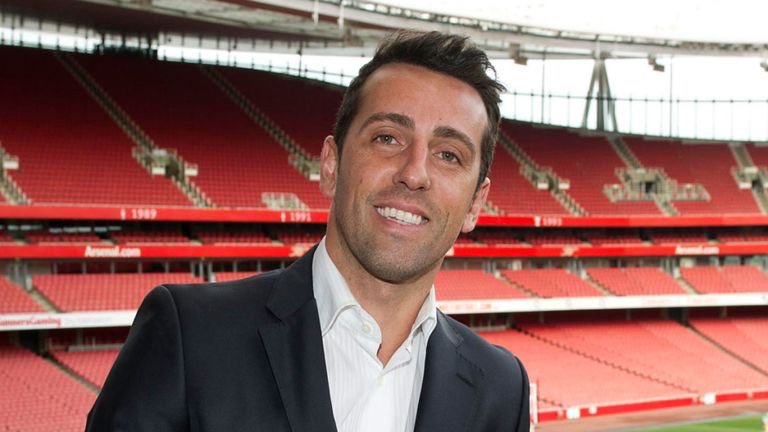 آرسنال يلجأ لنجمه السابق لحل أزمة