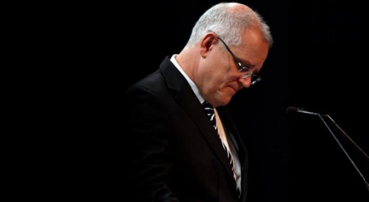 بالفيديو.. فتاة تقذف رئيس وزراء أستراليا