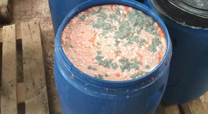 إغلاق مصنع يحتوي على ’براميل‘ مخللات