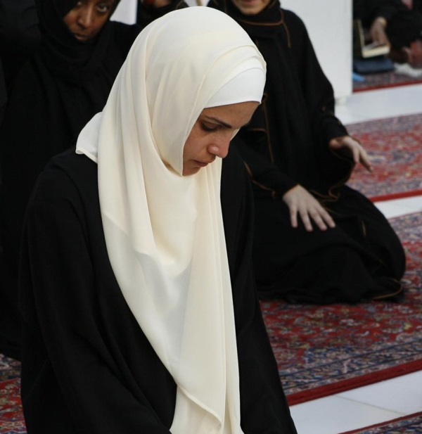 الملكة رانيا تصطحب فتيات أيتام وسيدات