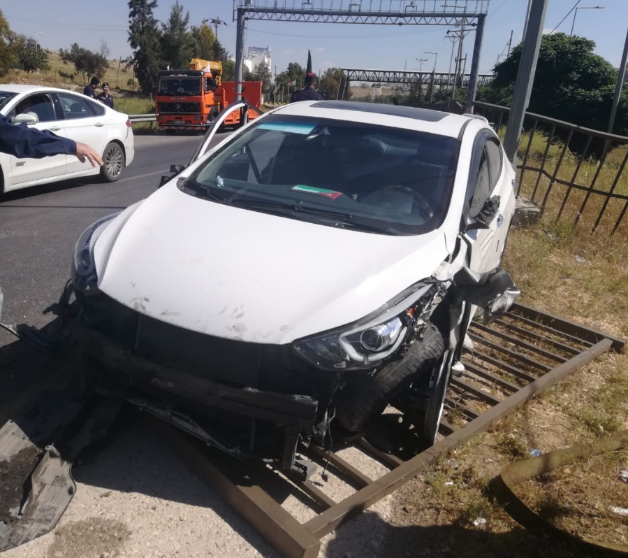 5 إصابات بتصادم مركبة بسياج حديدي