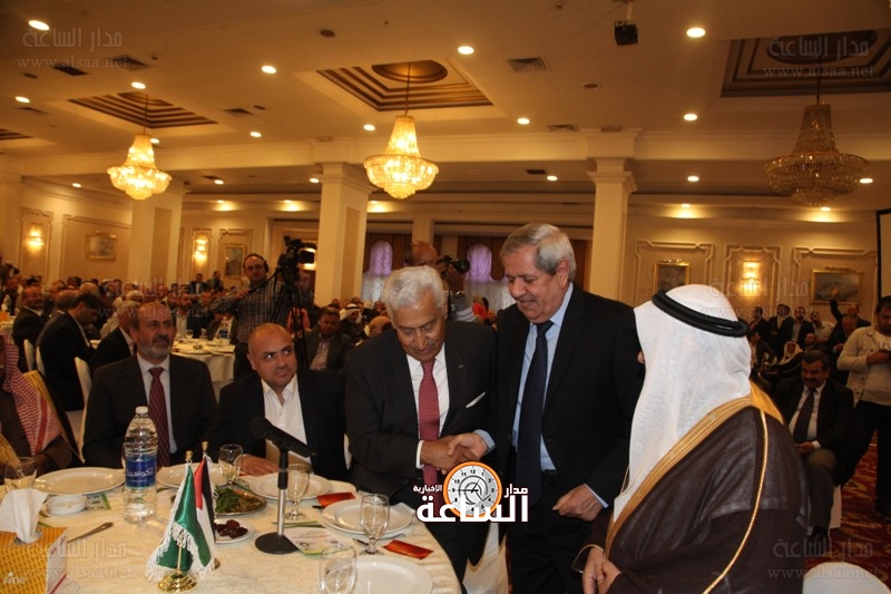 رؤساء وزراء سابقون على مائدة حفل