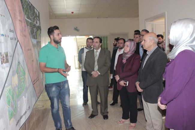 رئيس جامعة الإسراء يطلع على مشاريع