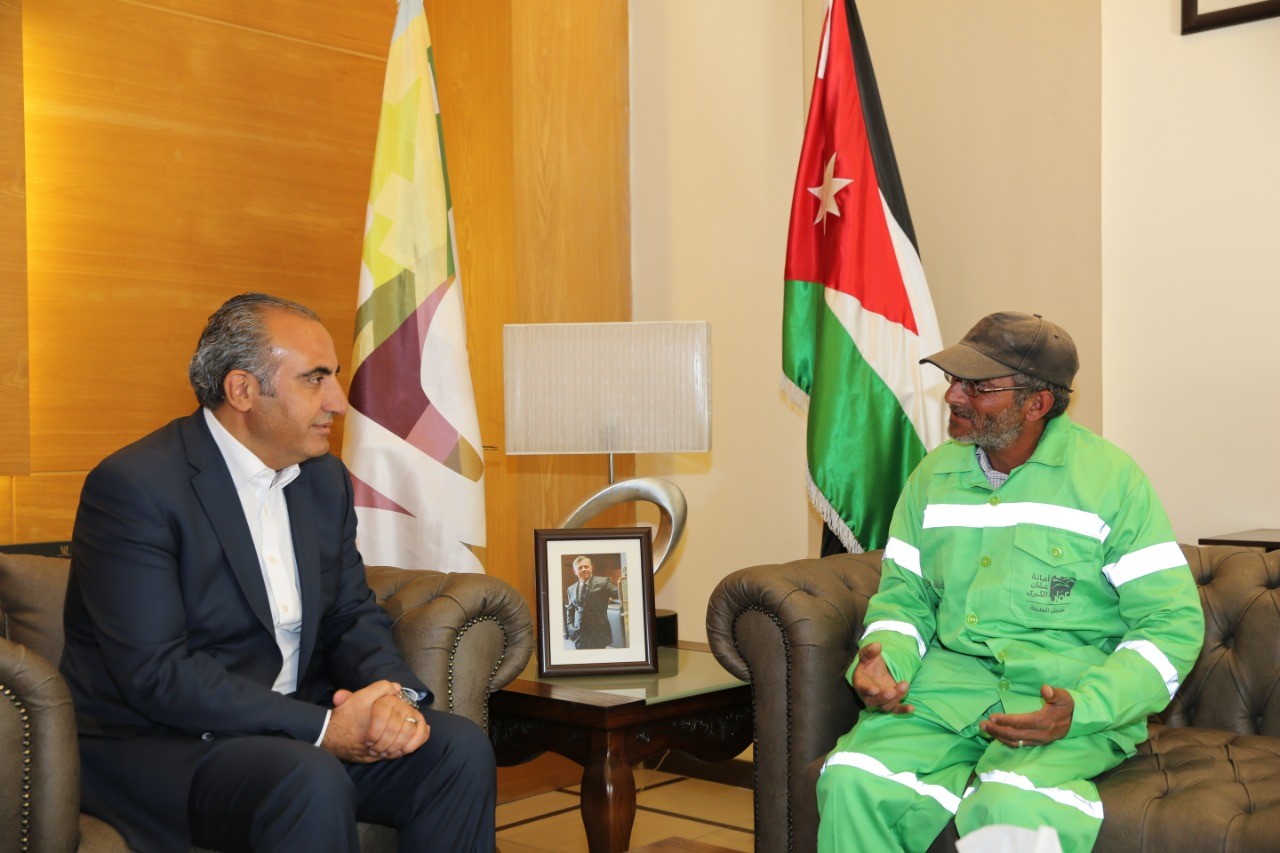 أمين عمان يكرم عامل وطن