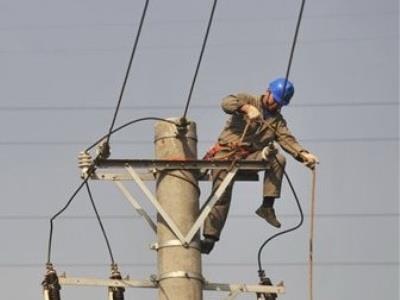 توزيع الكهرباء تعالج عطلا بوادي موسى