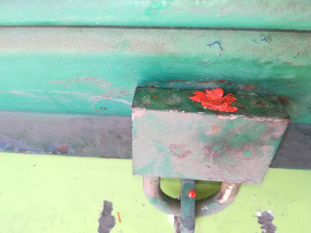 الشمع الأحمر.. . لمطعم في جرش