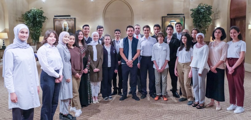 ولي العهد يلتقي عددا من طلبة