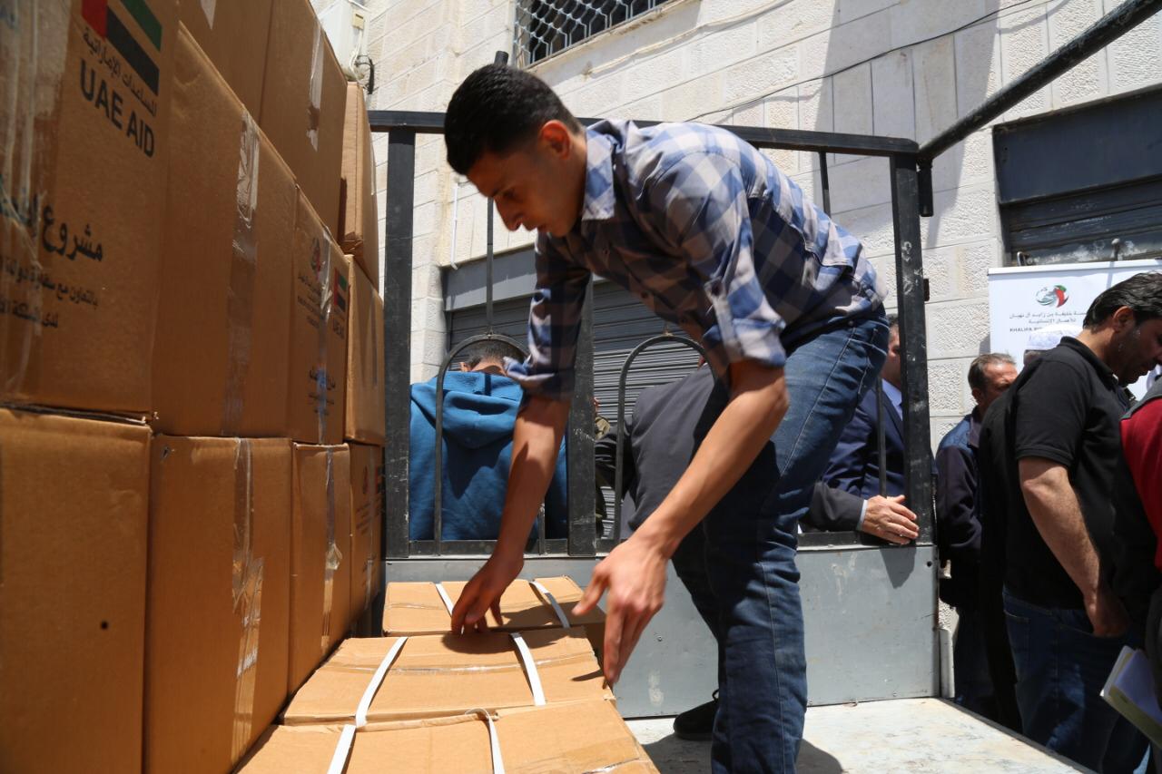 سفارة الامارات بعمّان تبدأ بتوزيع أطنان