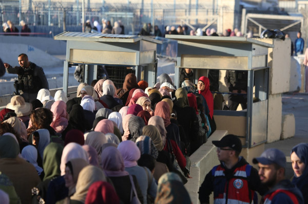 عشرات الآلاف يتوافدون إلى الأقصى لأداء