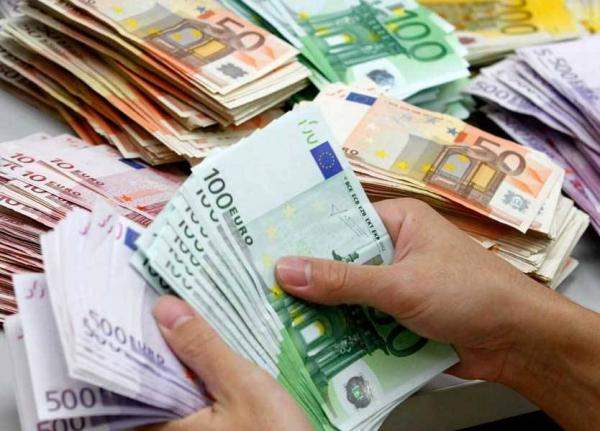 اليورو يتجه لتحقيق مكاسب والإسترليني يتماسك