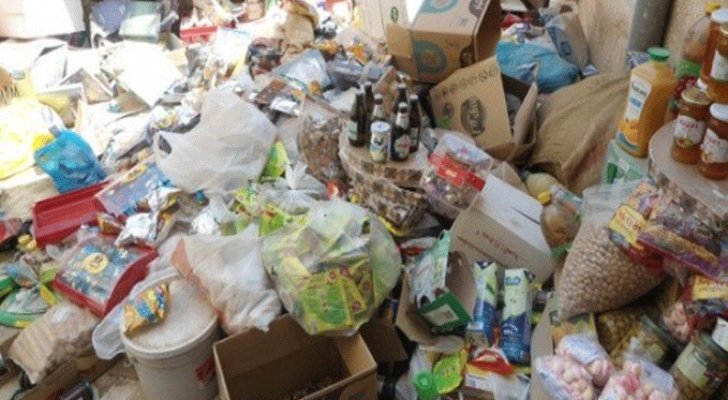 إتلاف مواد غذائية منتهية الصلاحية في