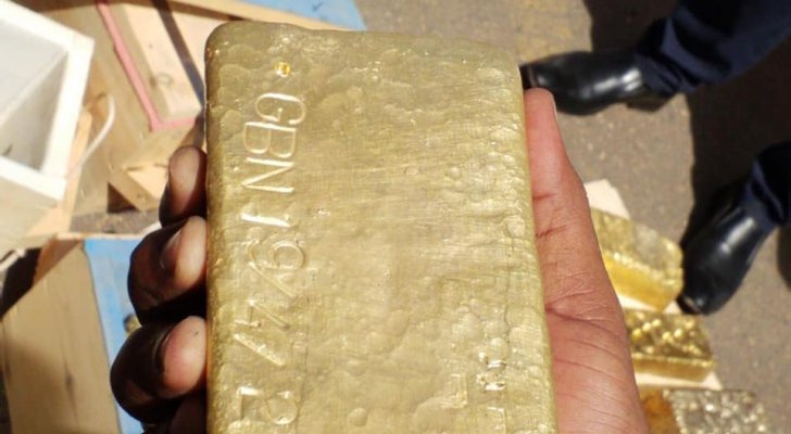 بالصور: ضبط طائرة خاصة محملة بالذهب