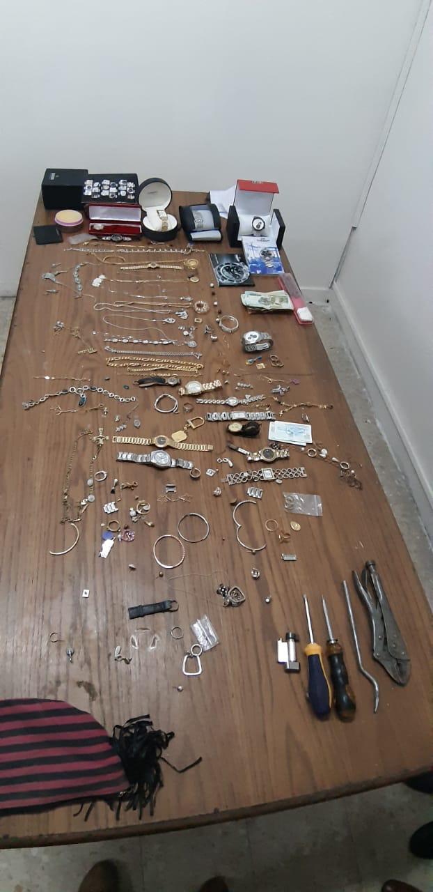 القبض على سارق مصاغات ذهبية وفضيات