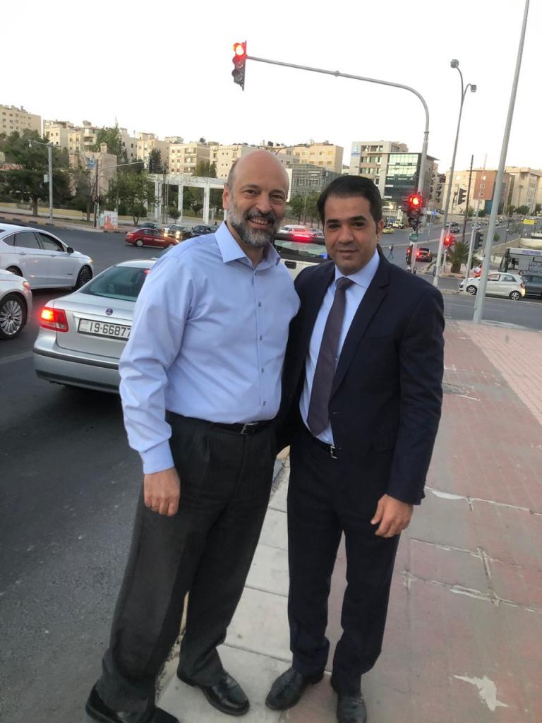 الرزاز يوزع تمرا وماء على المواطنين