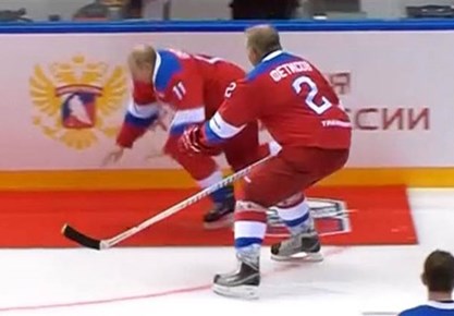 بوتين يسقط على وجهه ويتعرض لموقف