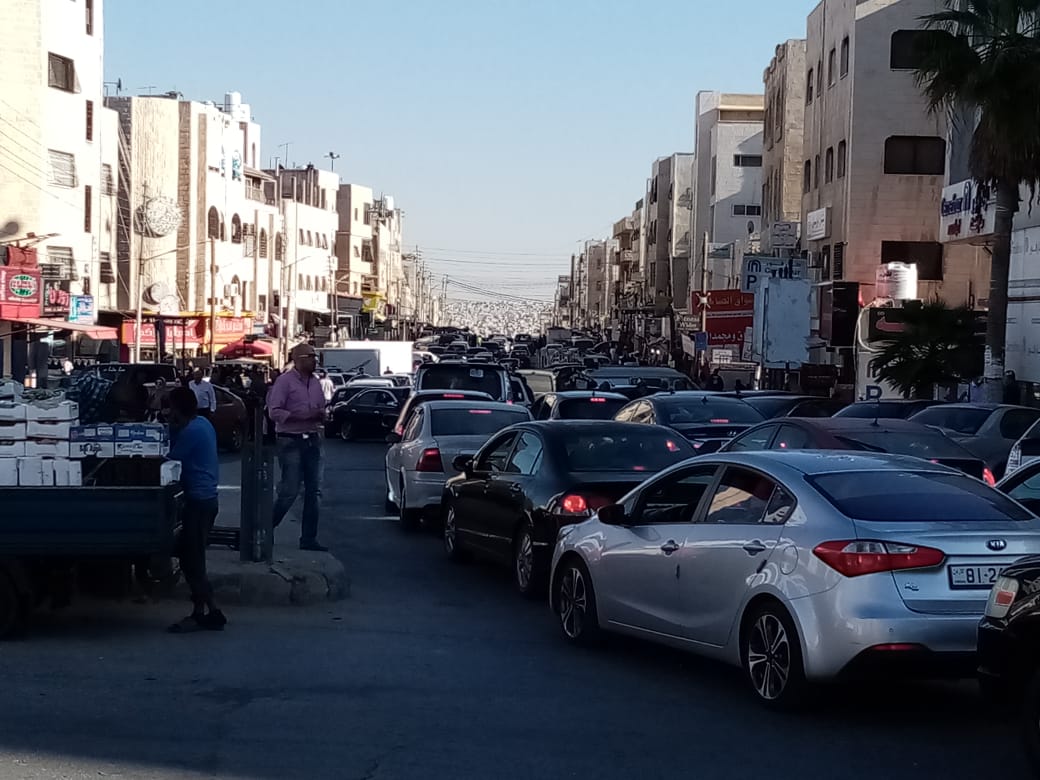 أزمات خانقة وانتشار البسطات العشوائية في