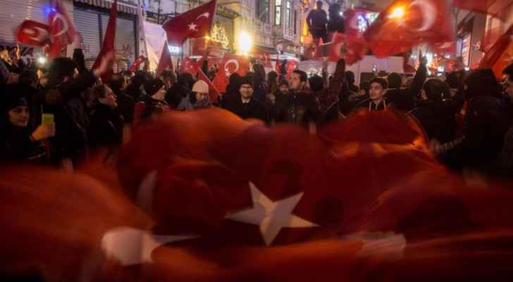 الأتراك يتظاهرون.. وينزعون علم هولندا من
