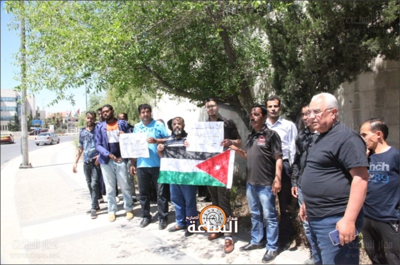 موظفون في (كادبي) يعتصمون أمام الرئاسة