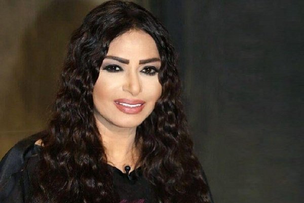 فنانة مصرية تحذر أحد أفراد فريق