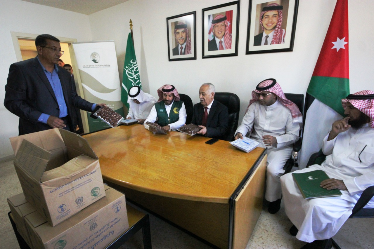 150 طنا من التمور يسلمها مركز