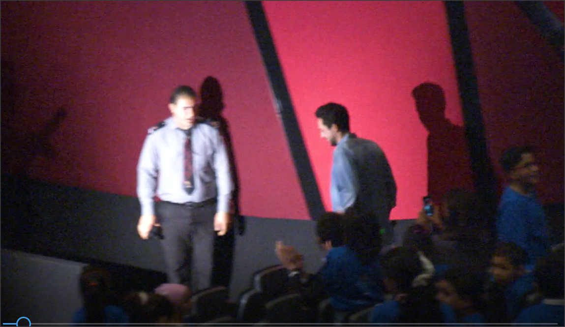 الأمير الحسين يفاجئ أطفال مركز السرطان