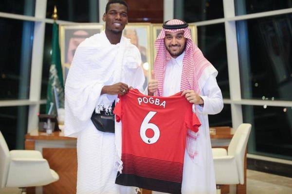 بوجبا يؤدي العمره