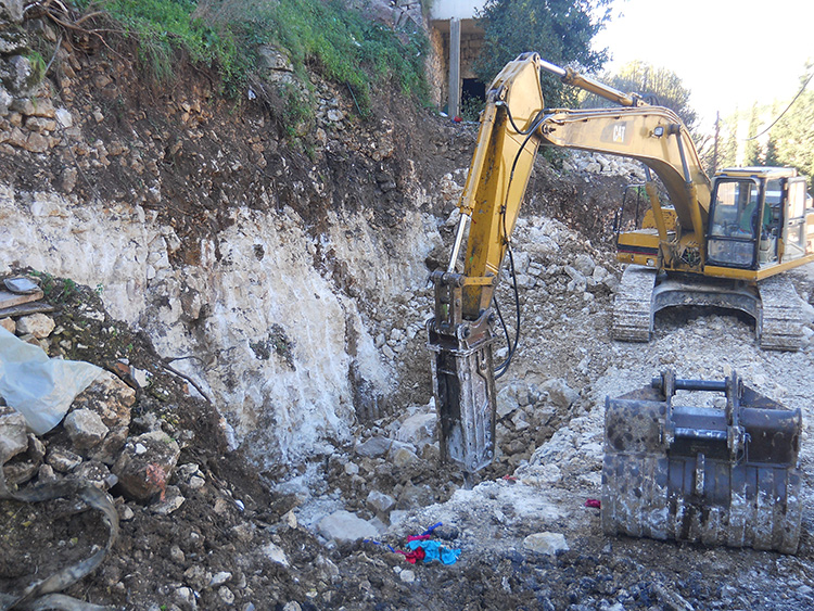 مقاول يتسبب بانسداد مناهل الصرف الصحي