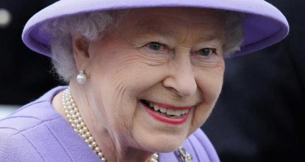 بالصورة: الملكة إليزابيث ترسل إشارات لحرّاسها