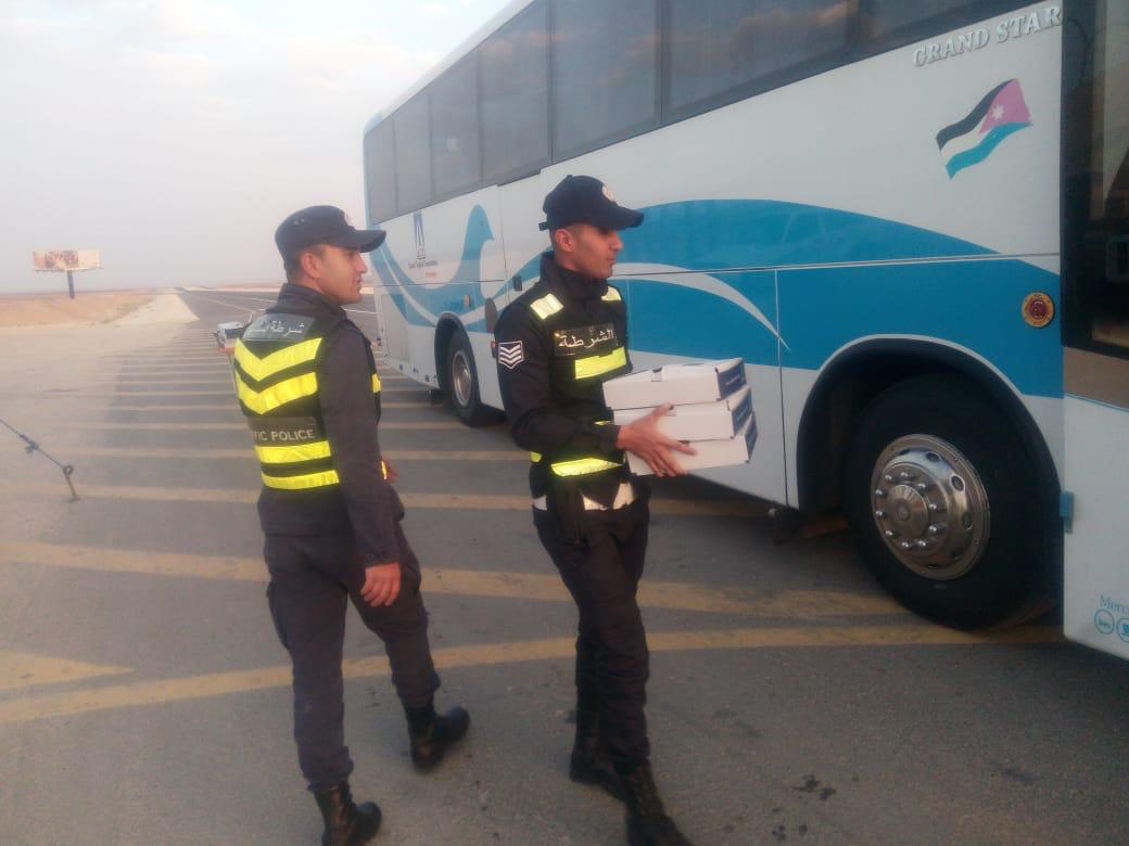 «الدوريات الخارجية» تقدم وجبة الافطار للمعتمرين