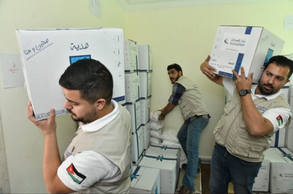 بنك الإسكان يوزع طرود الخير في