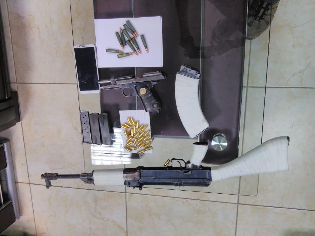 قوة أمنية تداهم مطلوب خطير جدا