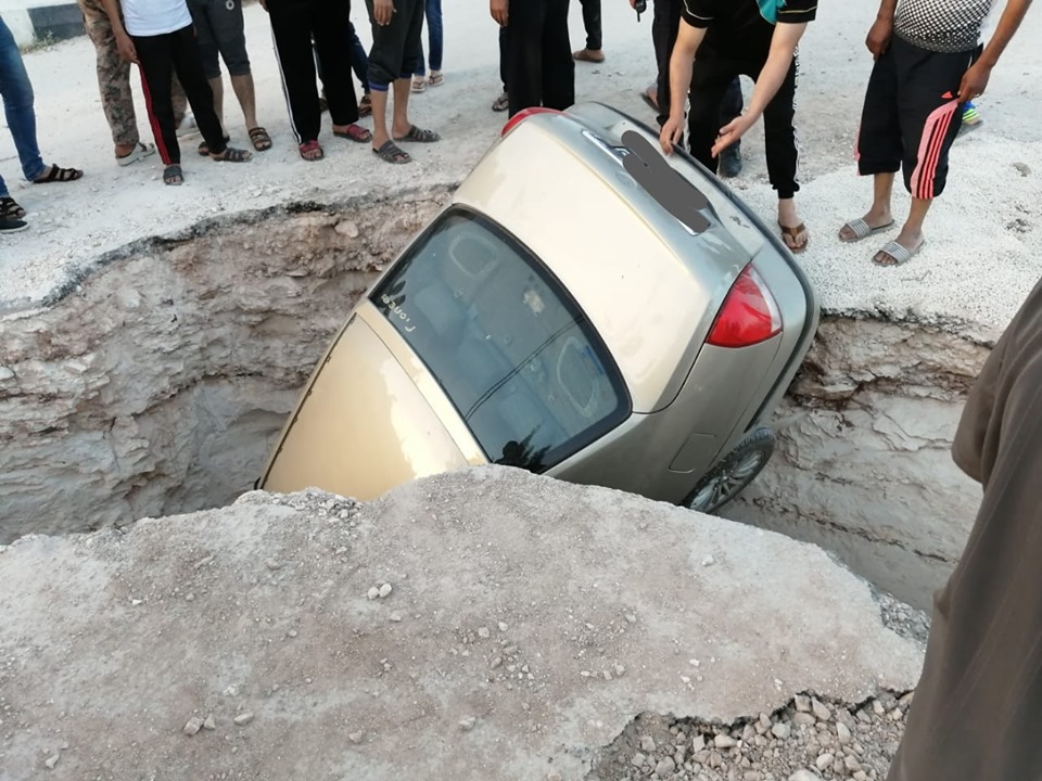 حفرة تبتلع مركبة في الرمثا (صور)
