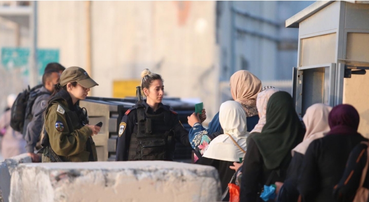 عشرات آلاف المصلين يتوافدون الى الاقصى