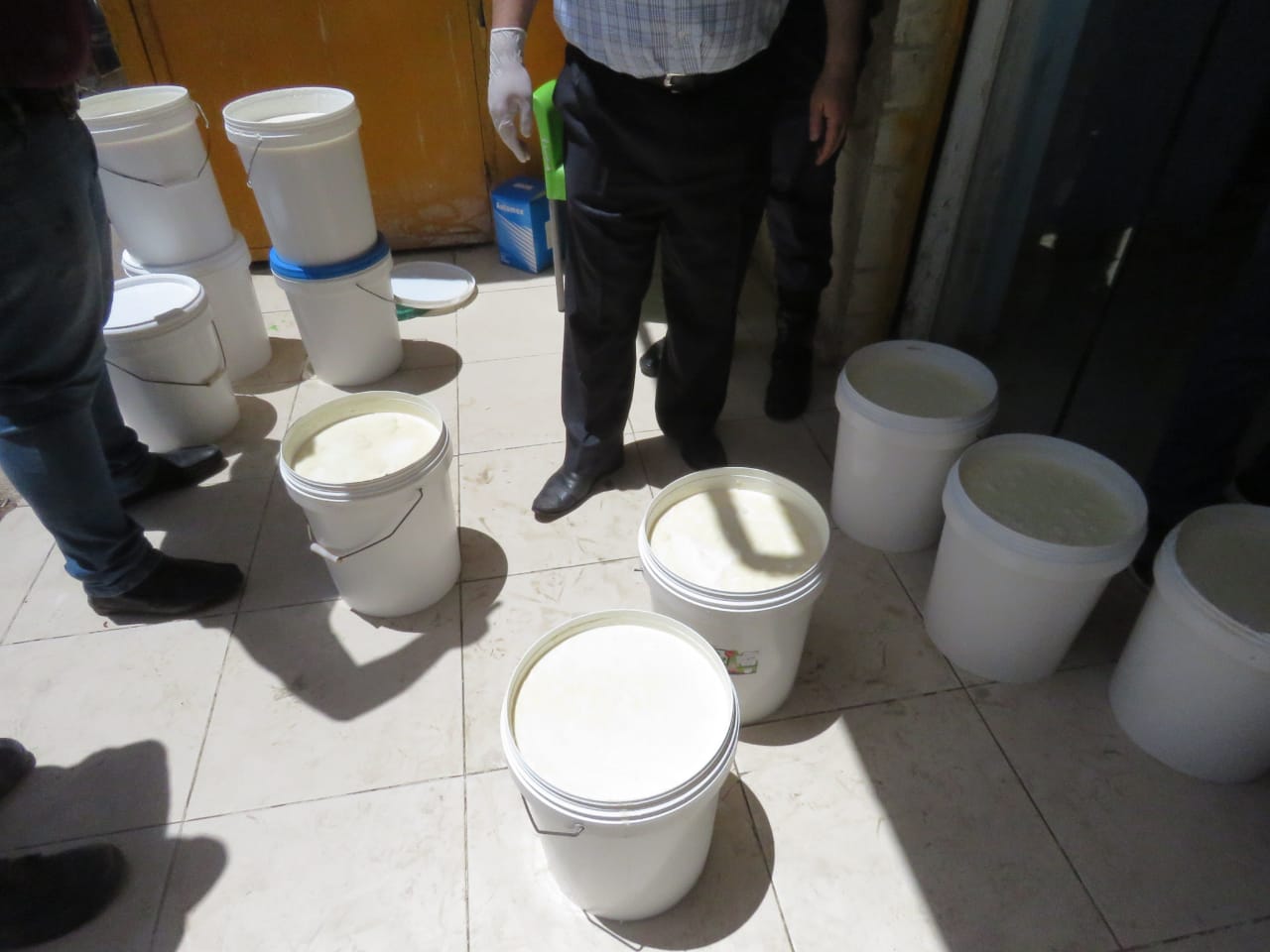 إتلاف طن ألبان والتحفظ على مصنع