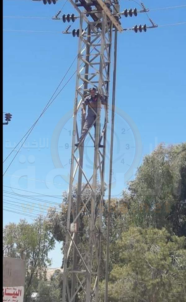 شخص يحاول الانتحار بالقفز عن عامود