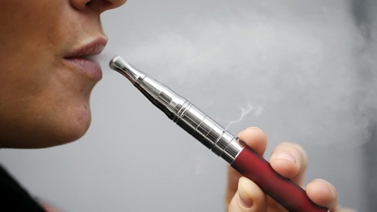 السعودية تفرض ضرائب على السجائر الإلكترونية