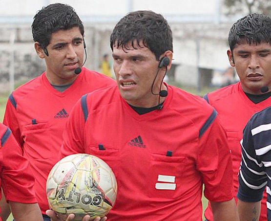 وفاة حكم أثناء مباراة (صور)