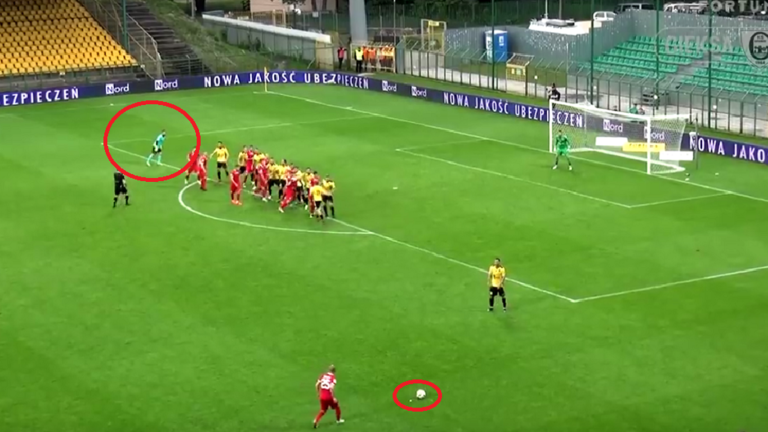 شاهد.. حارس يتقمص دور المهاجمين وينقذ